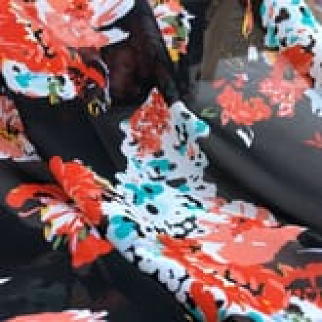5730 黑底紅花印花雪紡布料/輕薄飄逸/幅寬145cm