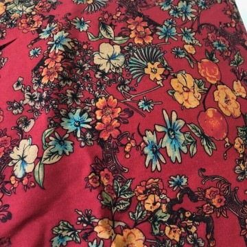 7235 暗紅底花叢印花棉綢布料/嫘縈/細滑涼爽/幅寬145cm