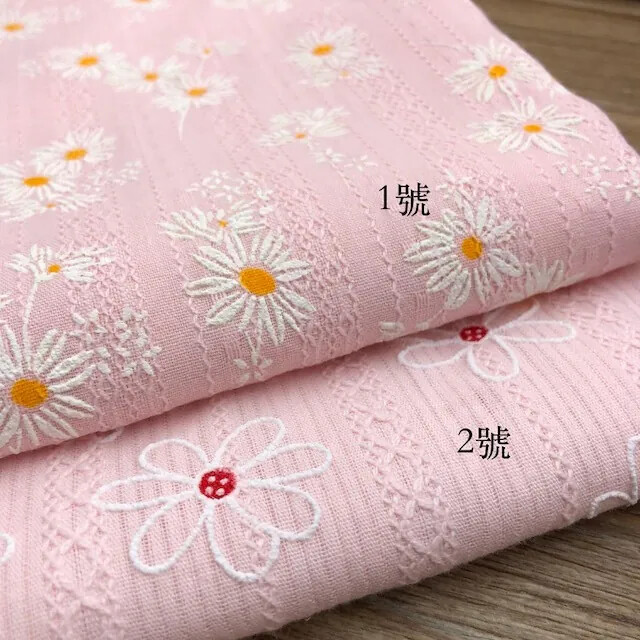 7313 粉色膠印小雛菊提花純棉布料/幅寬145cm