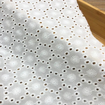 7352 純棉小鏤空繡花布料/柔軟精緻洋裝娃衣/幅寬140cm