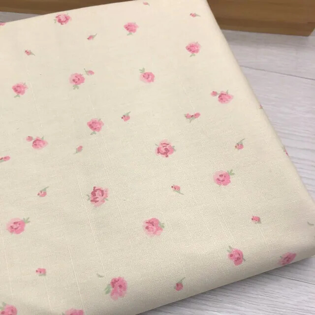 7368 淺米底小紅花朵薄帆布厚棉布/平整有挺度/幅寬145cm
